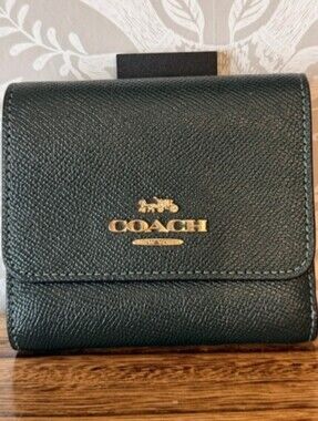 NWOT Coach Dark Green Textured Leather Trifold Wallet/Deep Navy Interior